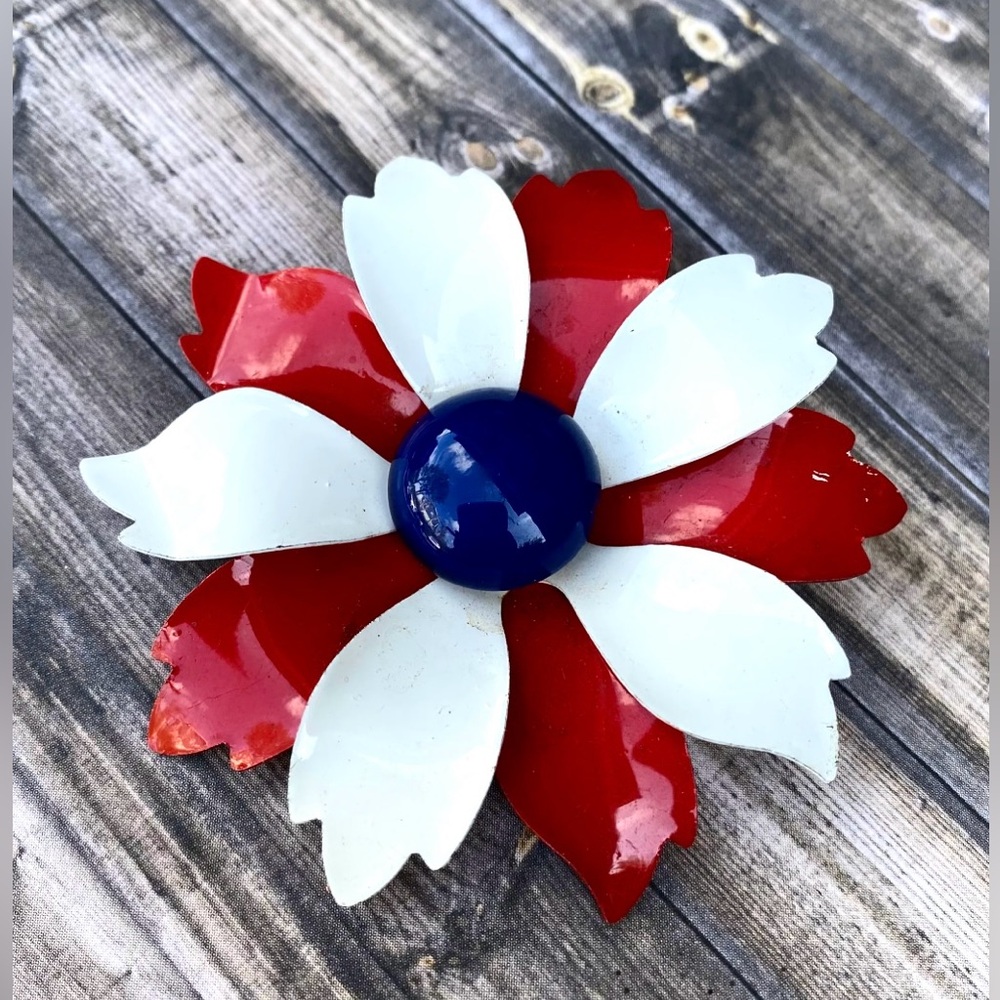 Pretty vintage 1960s red white and blue enameled flower power brooch.
